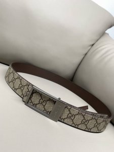 Gucci 3.5Cm饰长方形搭扣双面腰带Gucci 品牌倾情呈献多款双面长方形搭扣男士腰带，一面以标志性图案彰显品牌内涵，另一面以中性色调皮革尽展商务风范。这