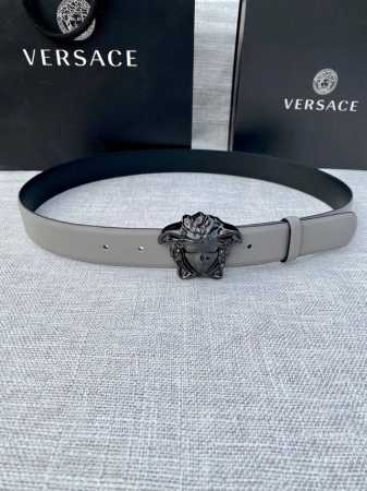 宽度：3.0Cm 范思哲 此平纹腰带饰有标志性的Versace美杜莎头像扣，彰显品牌格调。是一款精美的衣橱必备单品。秀场同款！ - 点击图像关闭