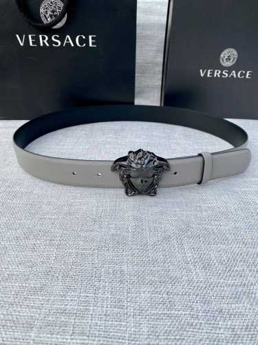 宽度：3.0Cm 范思哲 此平纹腰带饰有标志性的Versace美杜莎头像扣，彰显品牌格调。是一款精美的衣橱必备单品。秀场同款！