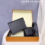 腰带钱包手包3件套路易L家 腰带采用原版皮牛皮带身，带宽3.8Cm。扣头采用原版五金扣头。原版手包原版复刻。尺寸：26*20独家定制3件套高端包装。高端大气送礼