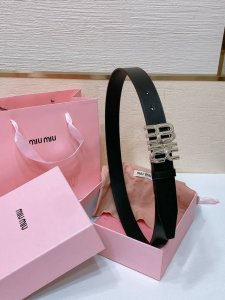 缪缪miumiu 古金扣宽度：3Cm这款皮革腰带是提升别致造型品味的理想之选。醒目的标志性徽标装点搭扣，营造精致撞色与纹理金属徽标搭扣搭扣饰醒目徽标
