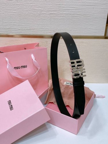 缪缪miumiu 古金扣宽度：3Cm这款皮革腰带是提升别致造型品味的理想之选。醒目的标志性徽标装点搭扣，营造精致撞色与纹理金属徽标搭扣搭扣饰醒目徽标