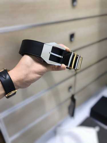 配送专柜包装 打孔针 批专柜同款、实拍专柜官网，尺寸:宽35Mm，原版立体钌钯针扣 ，极富设计美感 ，双面采用进口原版小牛皮，配制间色五金戒指及尾标，彰显个性，