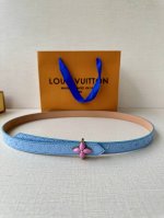 2.0宽Lv Mini Flowergram 双面腰带取材 Monogram 帆布和缝线皮革，以尖瓣 Monogram 花卉搭扣映衬榄尖形腰带末端，为纤细设计注