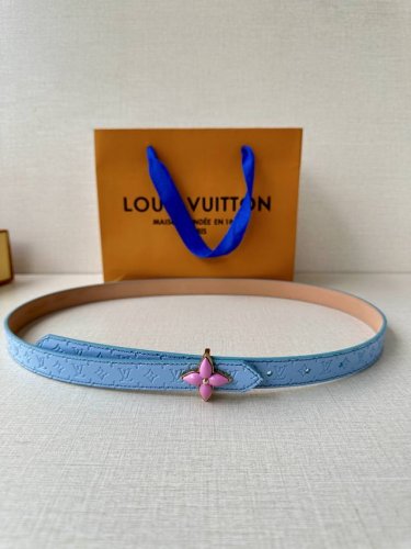 2.0宽Lv Mini Flowergram 双面腰带取材 Monogram 帆布和缝线皮革，以尖瓣 Monogram 花卉搭扣映衬榄尖形腰带末端，为纤细设计注