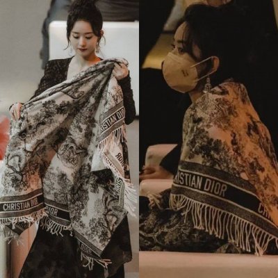 Dior最新爆款披肩 D动物园大披肩 ，相信我，真心是温暖大绵羊！品质无敌赞，，你们看图片应该能强烈的感受到品质非同一般，上面的印花图案非常清晰可围可披可系软糯