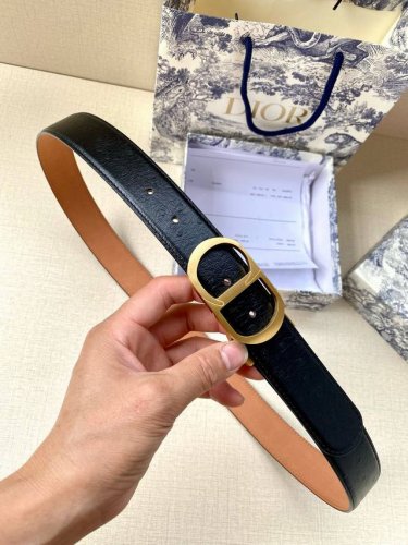 宽度3.5Cm Dior这款腰带扣采用“Cd”标志造型，以金属覆层黄铜精心打造。可与各式35毫米腰带搭配，提升格调，打造优雅精致的造型。 牛皮革双面腰带融合奢华