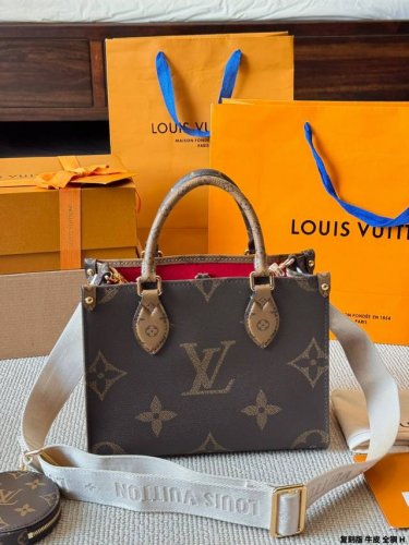 复刻版 牛皮 全钢 Lv Onthego 丛林包 折叠礼盒 原单品质 Lv A B面喷绘 Onthego妈咪袋 性价比之王这是一款超赞的包型，灵感来自于恶搞Lv