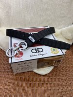 品名：菲拉格幕 原单皮带 材质：原单牛皮腰带 百分百头层牛皮腰带保证真皮，24K纯钢扣，专柜原单品质、做工精细，时尚大牌，送人自用首选 包装： 请认准如图专柜包