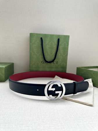 宽度4.0Cm Gucci 互扣式双G带原单钢扣，源自品牌现代风格典藏设计，经过重新诠释而别具新意。呈现于纤细的皮革腰带之上。 - 点击图像关闭