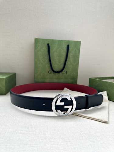 宽度4.0Cm Gucci 互扣式双G带原单钢扣，源自品牌现代风格典藏设计，经过重新诠释而别具新意。呈现于纤细的皮革腰带之上。
