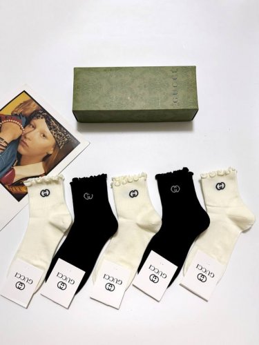 爆款回货 配包装 一盒5 双 Gucci 古琦 经典字母Logo 纯棉短筒袜 ，男女同款 ，Ins超火爆短袜，纯棉面料，潮人必备 ，经典配色 个性时尚百搭款，你