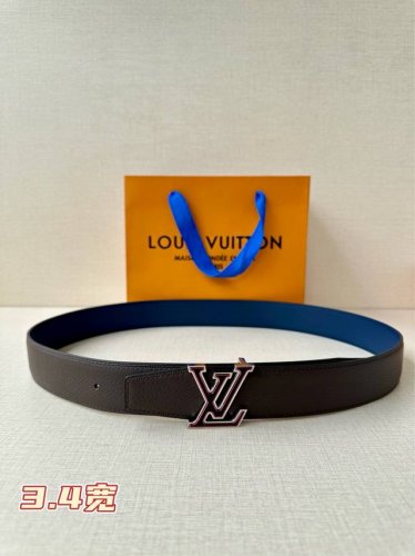 lv Heritage 双面腰带3.4宽 选取粒面皮革和纳帕皮革，新款 Lv 搭扣。微弧形边缘和摩登形状末端见证细致匠心，为考究人士带来赠礼佳选