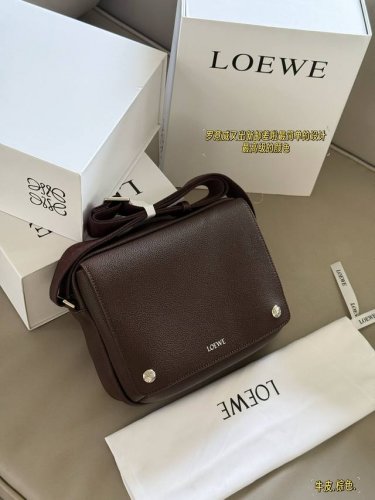 配盒 Size：25*20Cm Loewe 邮差包推荐！推荐！ 牛皮刺绣肩带！ 男生、女生都可以背！ 25Ss 首发相机包 罗意威又出新邮差啦最简单的设计 最高