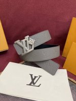 Lv Initiales Taurillon Monogram 40Mm 可翻转腰带散发出自信与内敛的气质。此款设计采用柔韧的Taurillon皮革制成，整体风