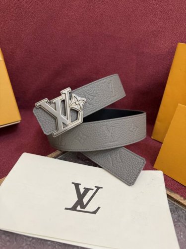 Lv Initiales Taurillon Monogram 40Mm 可翻转腰带散发出自信与内敛的气质。此款设计采用柔韧的Taurillon皮革制成，整体风