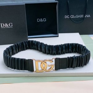 Dg 徽标卷褶牛皮弹力腰带，整体包裹软质卷褶牛皮覆层，风格干练摩登，浅金色、银色 电镀金属 Dg 徽标搭扣 4Cm 尺寸S M L Xl
