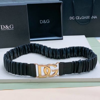 Dg 徽标卷褶牛皮弹力腰带，整体包裹软质卷褶牛皮覆层，风格干练摩登，浅金色、银色 电镀金属 Dg 徽标搭扣 4Cm 尺寸S M L Xl