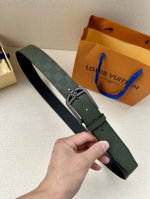Slender 35 毫米腰带宽度较窄，造型经典，令商务服装更显别致。中性色调优雅迷人，双面设计确保多样功能。此款单品由质地细腻的 Epi 皮革和牛皮革裁制而成