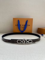 2.0宽 Lv Trio 双面腰带拼合细腻牛皮革和 Monogram 帆布，为中央金属搭扣聚焦 Lv Circle 标识 Monogram 花卉，雅致设计实现更