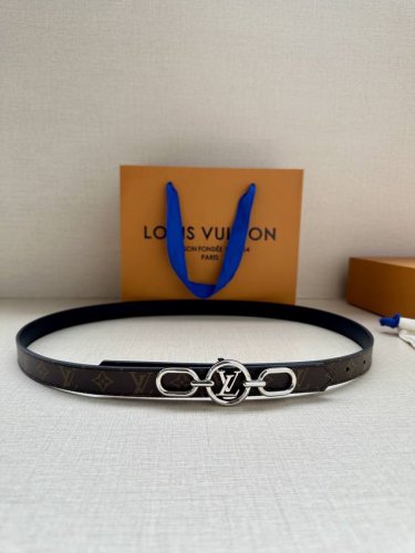 2.0宽 Lv Trio 双面腰带拼合细腻牛皮革和 Monogram 帆布，为中央金属搭扣聚焦 Lv Circle 标识 Monogram 花卉，雅致设计实现更