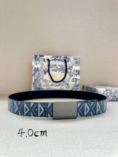 特 宽度4.0Cm Dior 这款 40 毫米双面腰带结合典雅气质与摩登风范。双面设计，一面采用海军蓝色 Cd Diamond 图案帆布，另一面采用同色调光滑牛