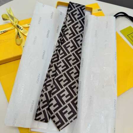 实物真的很美，男士芬迪爆款领带，稀有展现精湛手工与时尚优雅的理想选择，这款采用F家最具标志性的Ff字母制成的丝质领带，以同色调手法演绎的更显雅致风范。让男士可以 - 点击图像关闭