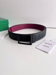 特 Bv 新款男士编织腰带 双面用 纯手工intreccio大格子编织 双面意大利小牛皮搭配枪色可旋转方形扣 正面有标识 宽度35Mm 颜色: 午夜蓝 波尔多