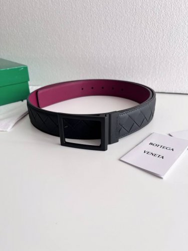特 Bv 新款男士编织腰带 双面用 纯手工intreccio大格子编织 双面意大利小牛皮搭配枪色可旋转方形扣 正面有标识 宽度35Mm 颜色: 午夜蓝 波尔多