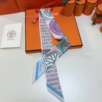爱马仕Hermes“万花筒效应”Twilly小丝巾。 Twilly真丝缎带 100%桑蚕丝 。 这款小巧的真丝配饰佩戴方式千变万化，可为您的日常造型增添灵动妙趣