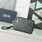 这款Dior Lingot 手包是本季新品 别具一格 结构分明 采用迪奥黑Cd Diamond 图案帆布精心制作 宽大的拉链隔层饰以正面拉链口袋 搭配可拆卸的皮