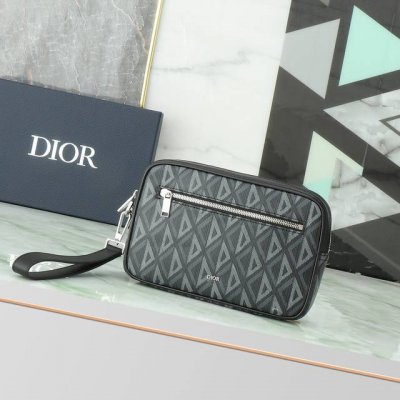 这款Dior Lingot 手包是本季新品 别具一格 结构分明 采用迪奥黑Cd Diamond 图案帆布精心制作 宽大的拉链隔层饰以正面拉链口袋 搭配可拆卸的皮