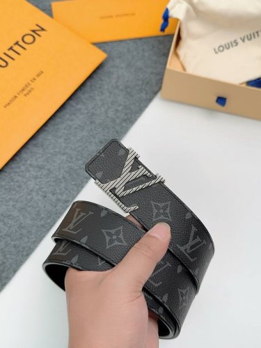 L0Uis Vuitt0N 宽40毫米，搭配精品钢扣，商务服装造型的完美搭配