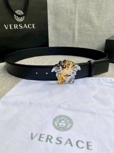 宽度4.0Cm Versace 范思哲 此款山羊皮腰带的搭扣饰有品牌标志性的金 银色闪光Virtus五金配件。