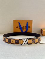 特 本款4.0宽 Lv Initiales 双面腰带出自 春夏男装秀场，为 Damier Pop 帆布浸染潮流新色，翻转可见光滑素雅牛皮革。Lv 字母搭扣与崭新