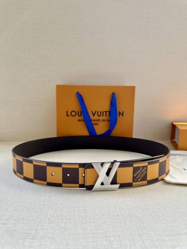 特 本款4.0宽 Lv Initiales 双面腰带出自 春夏男装秀场，为 Damier Pop 帆布浸染潮流新色，翻转可见光滑素雅牛皮革。Lv 字母搭扣与崭新