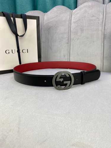 宽度4.0Cm Gucci 互扣式双G带扣，源自品牌现代风格典藏设计，经过重新诠释而别具新意。呈现于纤细的皮革腰带之上。