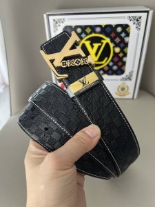 品名：Lv..路易..威登原单 材质：原单牛皮腰带 百分百头层牛皮腰带保证真皮钢扣，专柜原单品质、做工精细，时尚大牌，送人自用首选 包装： 请认准如图专柜包装赠