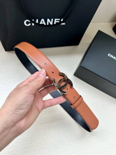特 宽度3.0Cm Chanel香奈儿 旋转 双c小牛皮与银色 枪色 金色金属腰带 多颜色女款腰带搭配！此五金可旋转使用 带身均两面颜色 。
