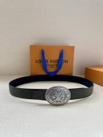 3.4宽 本款 Lv Heritage 双面腰带以粒面和素净皮革分饰两侧，再借纹理丰富的金属搭扣升华典雅格调。锥形末端续写现代简约之笔 金属件 双面 西班牙制造