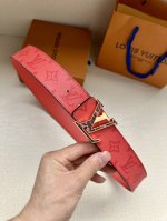 特 本款4.0宽 Lv Initiales 双面腰带响应当季 Taigarama 皮具系列的热烈号召，为 Monogram 帆布一面涂抹明快新色，另一面选用柔滑