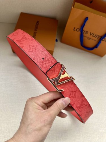 特 本款4.0宽 Lv Initiales 双面腰带响应当季 Taigarama 皮具系列的热烈号召，为 Monogram 帆布一面涂抹明快新色，另一面选用柔滑