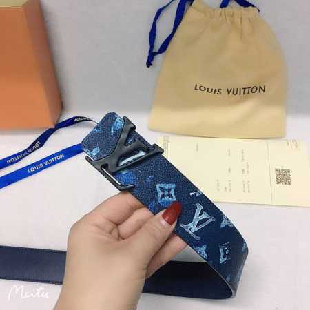 腰带皮带 Lv Shape 双面腰带为 Monogram 帆布和皮革的经典底蕴注入 Virgil Abloh 的少年心气。Lv 小伙伴形象流露谐谑意味，哑光 L - 点击图像关闭