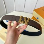 特 片裝1 寬：40Mm 驢家當季新品 雙面均可使用 雙面為柔軟的十字紋小牛皮製作 全新字母竹節紋搭扣設計與腰帶搭配相呼應 成為獨特的亮眼之作！