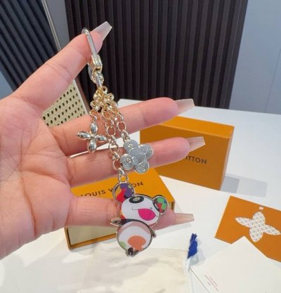 Lv村上隆熊猫人钥匙扣包包挂饰 Lv X Tm Lv Iconic Superflat 钥匙扣 路易威登再度携手日本艺术家村上隆打造Lv×Tm 系列，令Lv×T