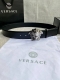 宽度4.0Cm Versace 范思哲 此款山羊皮腰带的搭扣饰有品牌标志性的金 银色闪光Virtus五金配件。
