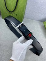 宽度4.0Cm Gucci 皮革腰带带有经典方形带扣，带环上装饰品牌条纹。对品牌的精巧致敬，于1950年代由gucci引入，诠释出其精致的马术风格。
