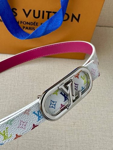 特 本款2.0宽Lv Iconic 双面腰带以中央 Lv Iconic 搭扣的耀目光泽道出品牌格调。皮革和 Monogram 帆布的细腻缝线见证匠心细节，纤细尺