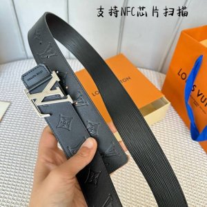 宽度：40Mm 进口ep水波纹衬托原厂小牛皮底压花！饰有高级丝印logo视觉效果 搭配2023冬季最新款配皮五金 双面用