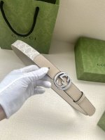 特 宽度3.0Cm Gucci Gg Supreme帆布是品牌的一款经典面料，经不同配色组合以及现代和经典设计演绎后，在古驰爱的进行曲 全新时装系列中大放异彩。